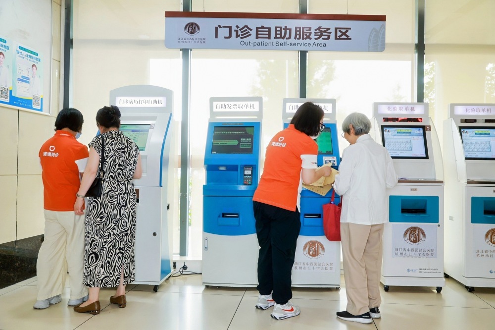 陪诊师亮相上海第48届世界技能大赛